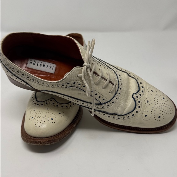 Stylish Cream Brogues with Blue Accents - Picture 3 of 4
